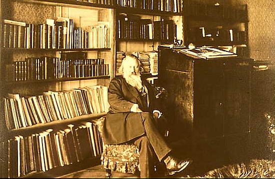 Johannes Brahms im Jahre 1892 in seinem Arbeitszimmer