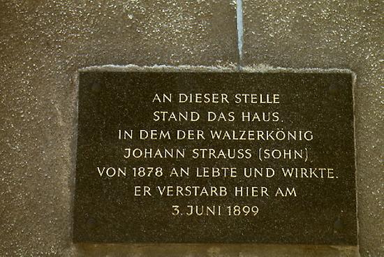 Gedenktafel am Nachfolgehaus des Wohn- und Sterbehauses von Johann Strauß