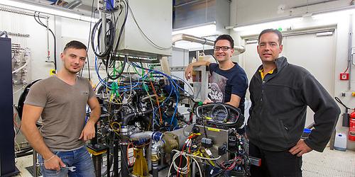 Peter Grabner in der Mitte mit Mitgliedern seines Teams am Institut für Verbrennungskraftmaschinen und Thermodynamik der TU Graz, Foto: © Lunghammer – TU Graz