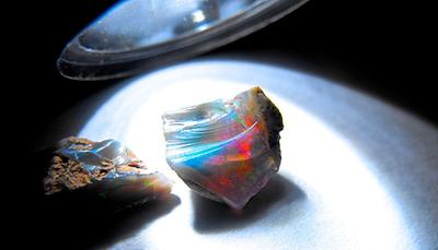 Ein ideales Beispiel, wie Licht mit den kleinen Strukturen der kolloidalen Teilchen interagiert – der Opal