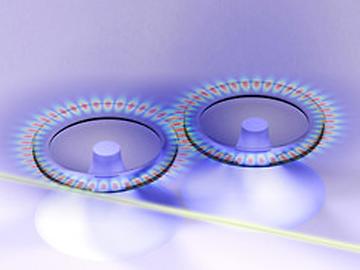 Zwei kreisförmige Raman-Laser werden aneinander gekoppelt und durch eine Licht-Faser mit Energie versorgt (sh. gelbe Linie)