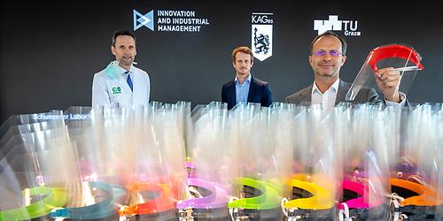 Die TU Graz übergibt die ersten 1.000 selbst entwickelten und hausintern produzierten Schutzschilde aus dem 3D-Drucker an die KAGes. v.l.: Philipp Metnitz (Med Uni Graz), Hans Peter Schnöll (TU Graz), Christian Ramsauer (TU Graz)
