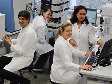 Bioanalytiker Christopher Gerner mit seinem Team (v.l.n.r.: Andrea Bileck, Astrid Slany, Dominique Kreutz) im Labor des Instituts für Analytische Chemie