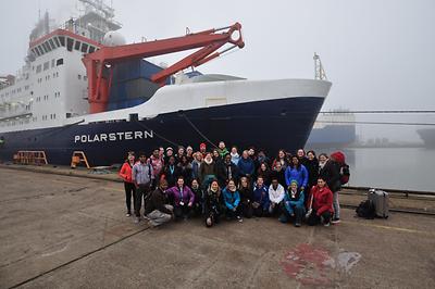 Die jungen WissenschaftlerInnen vor der Polarstern