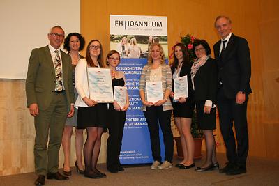 Rektor Karl Peter Pfeifer, Eva Adamer-König, die Studierenden Lisa Bauer, Sandra Krappinger, Manuela Reiter und Stefanie Gugganig, Bürgermeisterin Christine Siegel, kaufmännischer Geschäftsführer der FH JOANNEUM Günter Riegler.