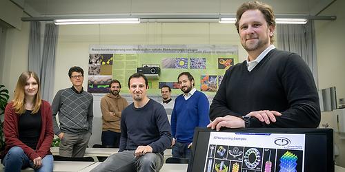 Harald Plank (rechts) und sein Team vom Christian Doppler Labor für direkte Fabrikation von 3D-Nanosonden konnten erstmals komplexe 3D-gedruckte Nano-Bauteile ohne zusätzliche Stützstrukturen herstellen.