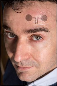 Francesco Greco mit temporärer Tattoo-Elektrode., Foto: © Lunghammer - TU Graz