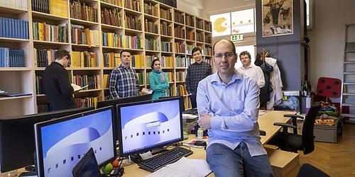 Michael Kerber mit seinem Team im mathematischen Bücherwald.