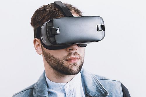 Mit VR-Brille ins Team-Meeting oder in die Schule: So kann man im Cyberspace hautnahes Erleben simulieren.