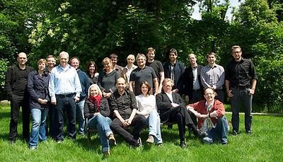 Chemie und Mikrobiologie treffen sich in einem neuen Forschungsverbund der Universität Wien. Im Bild: die ArbeitsgruppenleiterInnen von 'Chemistry meets Microbiology'.