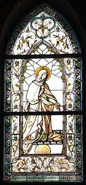 Glasfenster im Altarraum: Maria
