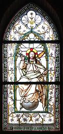 Glasfenster im Altarraum: Christus