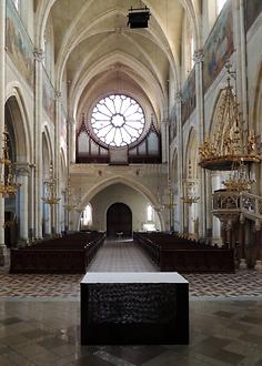 Kirchenschiff vom Altar aus gesehen