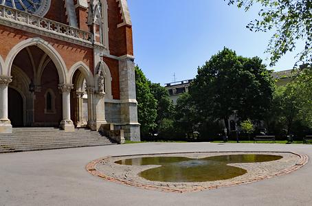 Vorplatz der Kirche mit Springbrunnen