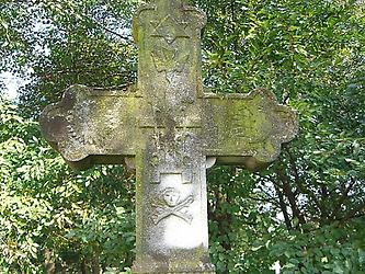 Hexagramm auf einem Grabkreuz im Friedhof des Klosters Arbore/Rumänien