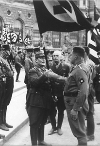 Übergabe einer Hakenkreuzfahne auf dem Heldenplatz durch Hermann Göring (1932) - Foto ONB