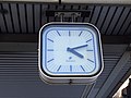 Alte „Bahnzeit“ Uhr mit blauem Pflatsch am Bahnhof Werfen, Februar 2019