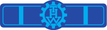 Blauer Banner, darin mittig das THW-Logo aus Zahnrad und Initialen, links und rechts davon ein senkrechter Balken (hellblau)