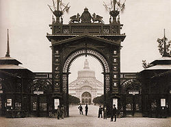 Haupteingang des Weltausstellungsgeländes mit Rotunde im Hintergrund