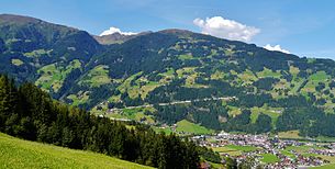 Blick von Hainzenberg nach Zellberg, am Talboden: Zell am Ziller