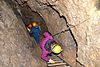 Abstieg über eine der Aluleitern in der Höhle
