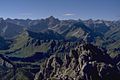 Blick vom Rauhhorn nach Südwesten. Über dem Schrecksee der Lahnerkopf. Der höchste Felsberg etwa in Bildmitte ist der Hochvogel.