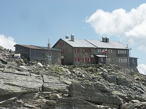 Blick von Norden auf die Europahütte: der östliche, linke Teil sowie das Nebengebäude liegen in Österreich; der westliche, rechte Teil in Italien