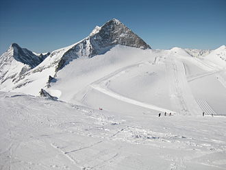 Skigebiet Hintertuxer Gletscher, mitte links der Olperer, rechts der Große Kaserer: Dazwischen die Wildlahnerscharte, der Falsche Kaserer und die namenlose niedrigere Scharte
