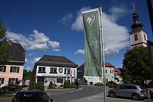 Das Ortszentrum von Mooskirchen mit dem Gemeindeamt und der Pfarrkirche.