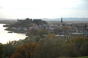 Blick von Niederottensheim Richtung Nordwesten auf den historischen Marktkern von Ottensheim