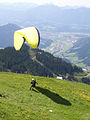 Start eines Gleitschirmfliegers von der Hohen Salve