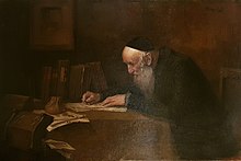 Ein alter Rabbi sitzt an eine Tisch mit Büchern und macht seine Tagesabrechnung.