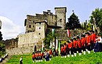 Tiroler Schützen im Trentino vor Schloss Castellano