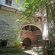 Blick über den Innenhof auf Pawlatschengang und Eingang zum repräsentativen Treppenhaus