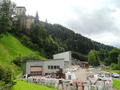 Lage des Schlosses oberhalb des Eisenglimmerbergbaus der Kärntner Montan-Industrie