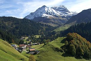Schröcken vor Juppenspitze (2412 m) und Mohnenfluh (2542 m)