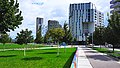 Gebäude entlang der Janis-Joplin-Promenade und des Seeparks, Blick Richtung Osten