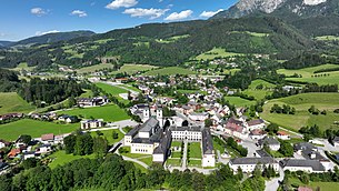 Westansicht von Spital am Pyhrn mit dem ehemaligen Kollegiatsstift im Vordergrund