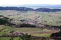 Nordwestansicht (von der Hohen Wand) von Stollhof. Links hinter Stollhof das Dorf Gaaden und links hinter der Hügelkette die Bezirkshauptstadt Wiener Neustadt.