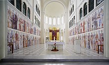 Seccomalerei und Altar der Kirche in Tanzenberg, Kärnten, gestaltet von Valentin Oman in den Jahren 1986 und 1987