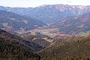 Mürzzuschlag von der Pretul aus gesehen, im Hintergrund die Schneealpe