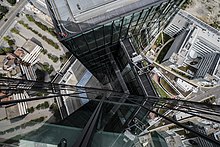 Vertikale Sicht nach unten vom höheren Twin Tower.