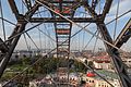 Blick zwischen die Speichen und Streben auf Wien