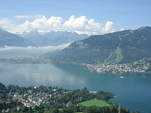 rechts Zeller Altstadt, links Zell am See-Süd, vorne Thumersbach; vom Mitterberg, Richtung Südwesten über Zeller See gegen Hausberg Schmittenhöhe, und über Salzachtal gegen Kitzsteinhorn