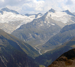 Blick in den hinteren Zemmgrund mit den Gipfeln Schwarzenstein sowie III. und IV. Hornspitze (von links)