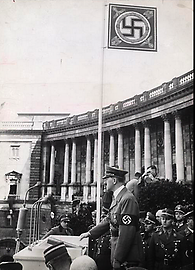 Hitler sricht am Heldenplatz