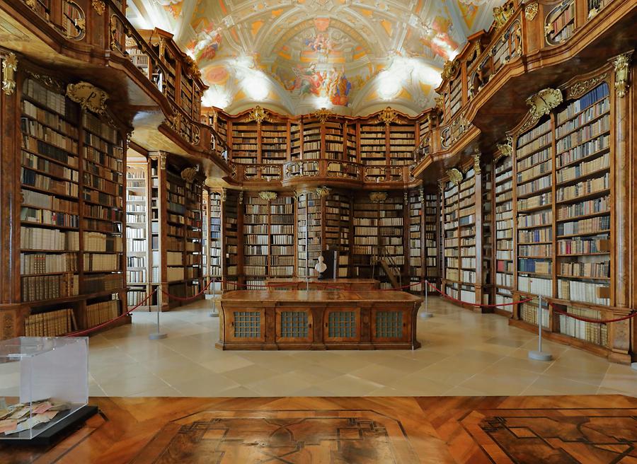 Die Stiftsbibliothek der Augustiner-Chorherren in der oberösterreichischen Marktgemeinde St. Florian.