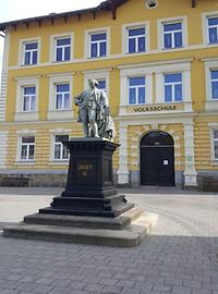 Kaiser Josef II. vor der Schule