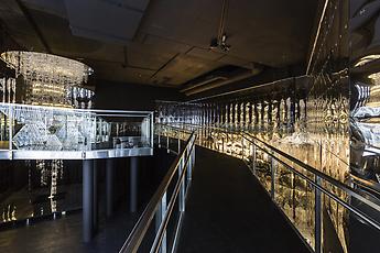Swarovski Kristallwelten; Wunderkammer Into Lattice Sun der südkoreanischen Künstlerin Lee Bul; utopische Spiegelandschaft mit Kristall.