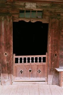Tür eines Bauernhauses in Alpbach, Tirol